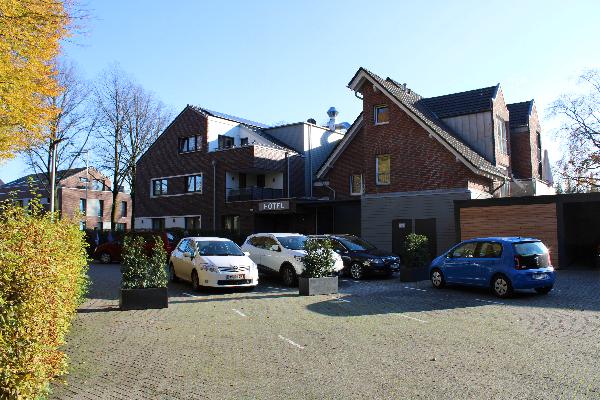 Parkplatzansicht Hotel