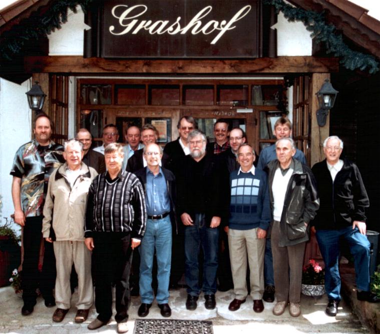 Alle Seminarteilnehmer des Dortmunder SV vor dem Eingang des Landhotels Grashof 2006