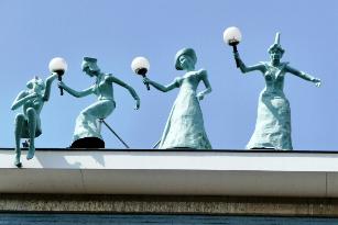 Dachfiguren am Theater