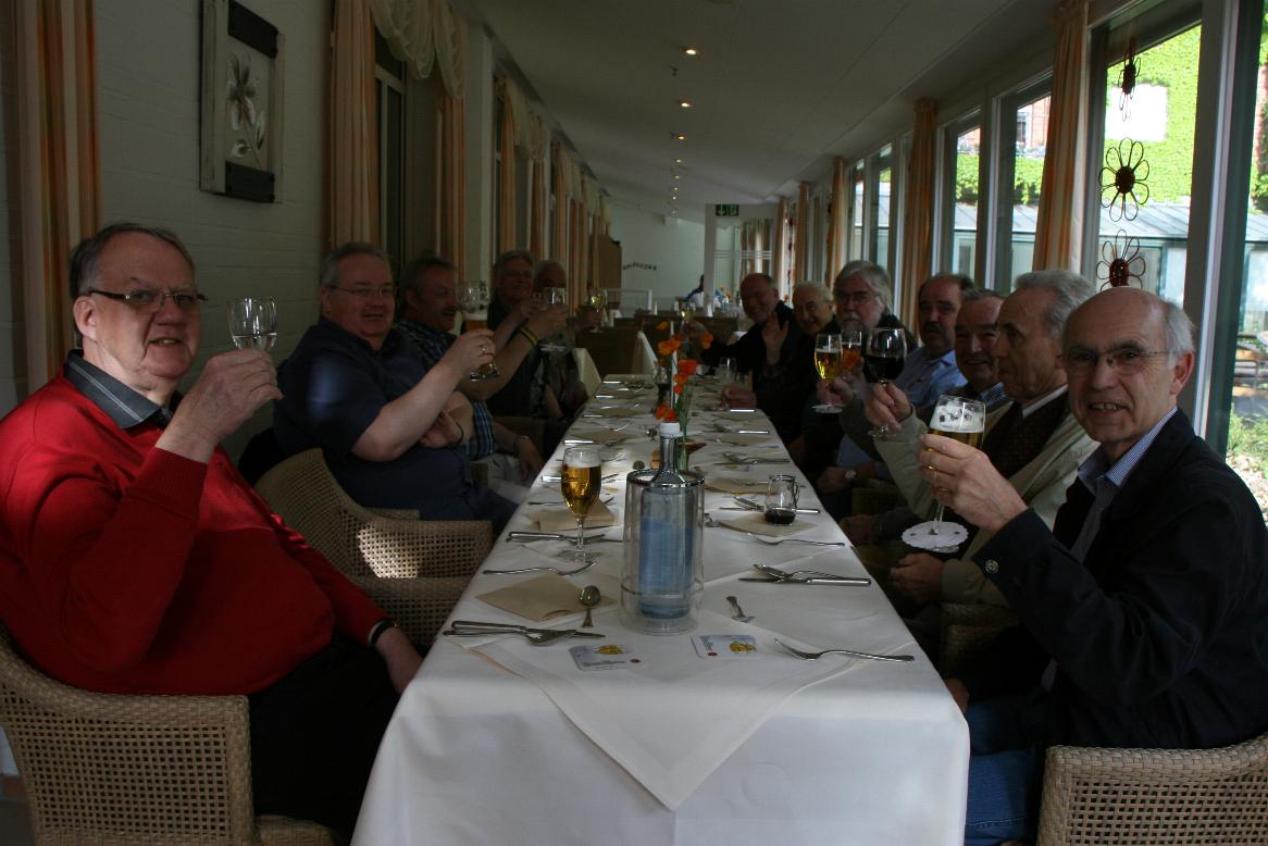 Die Gruppe prostet in die Kamera