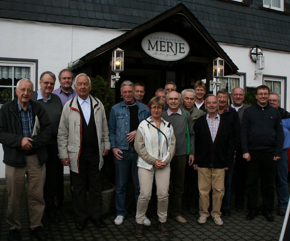 Alle Seminarteilnehmer des Dortmunder SV vor dem Landhotel Merje in Kreuztal-Kredenbach 2013