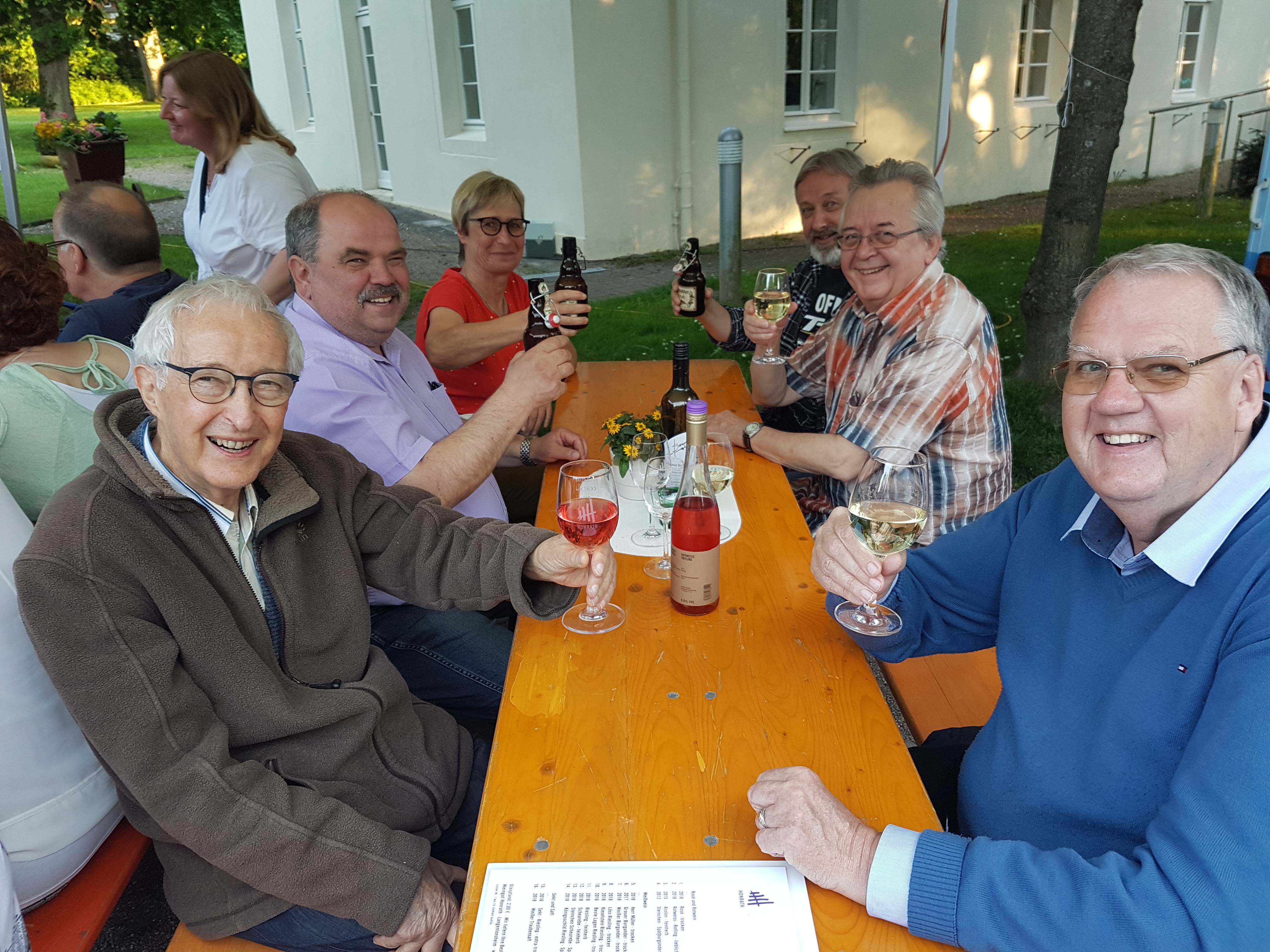 Prost beim Weinfest