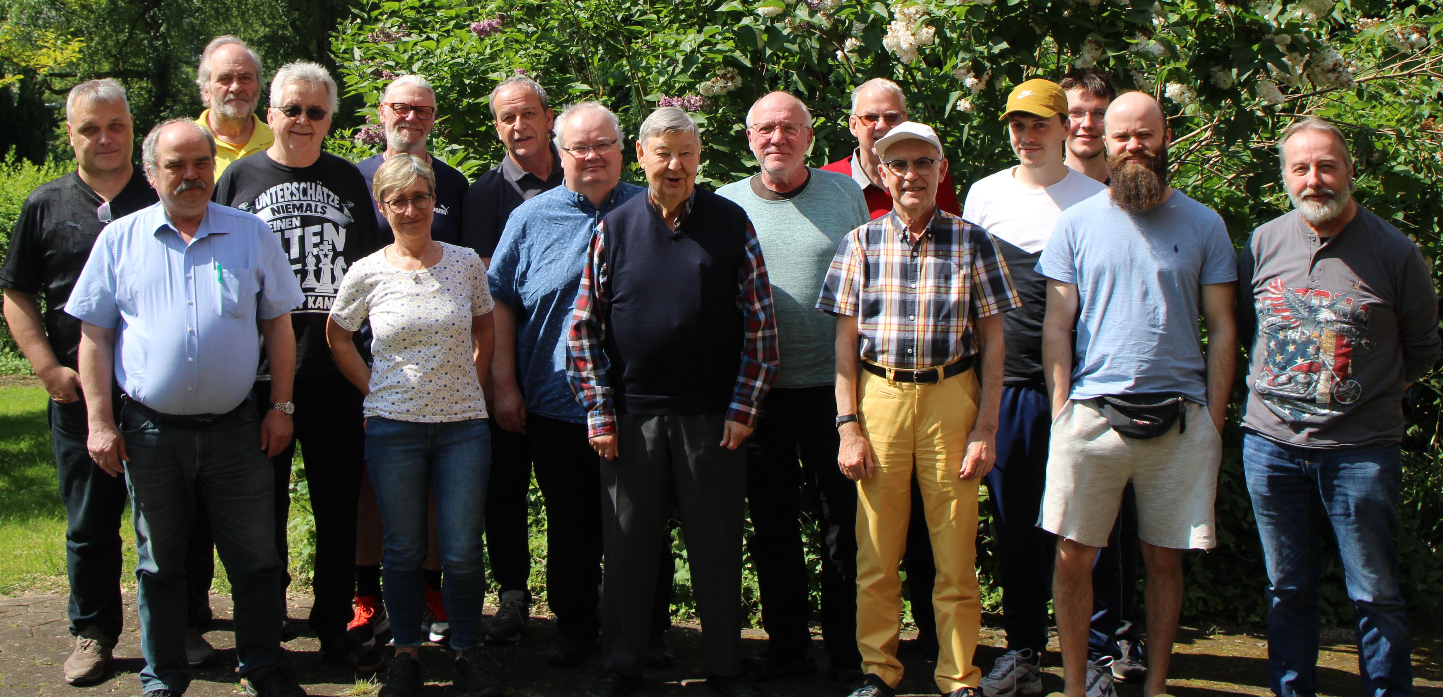 Alle Seminarteilnehmer im Garten der Kurpension 2024