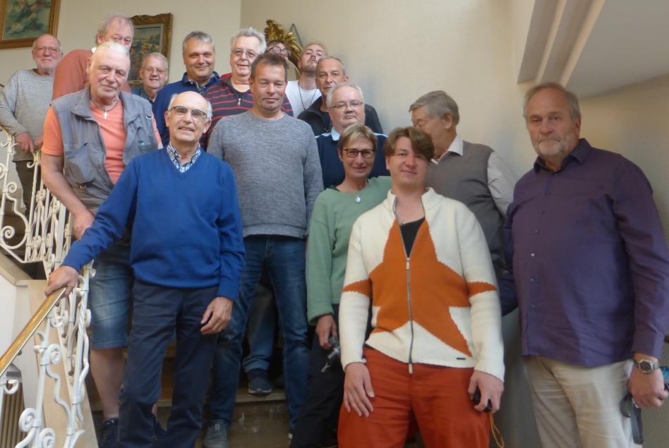 Alle Seminarteilnehmer des Dortmunder SV im Treppenaufgang des Hotels 2022