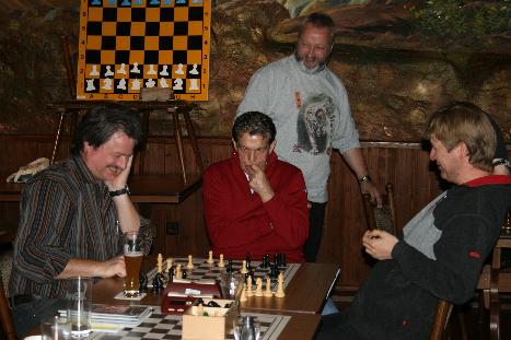 2 Hobbyschachspieler mit Busse(hinten) und Gravekarstens