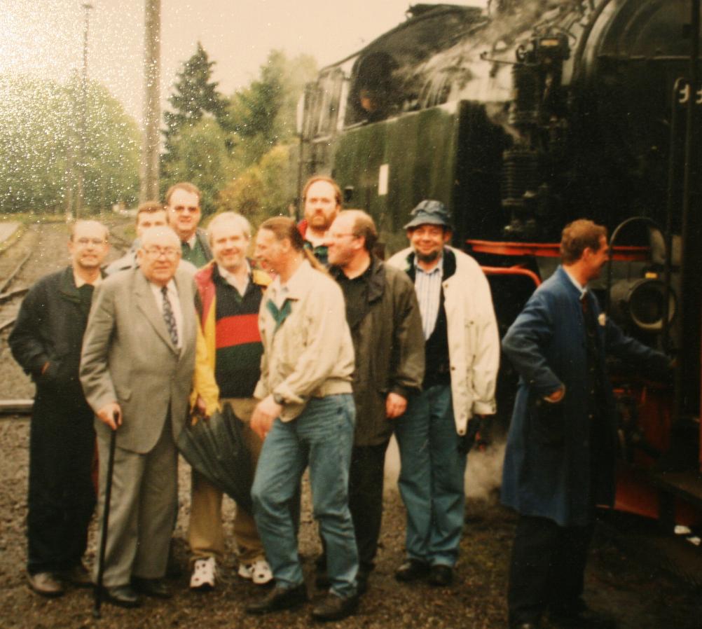 Alle Seminarteilnehmer des Dortmunder SV vor der Brockenbahn