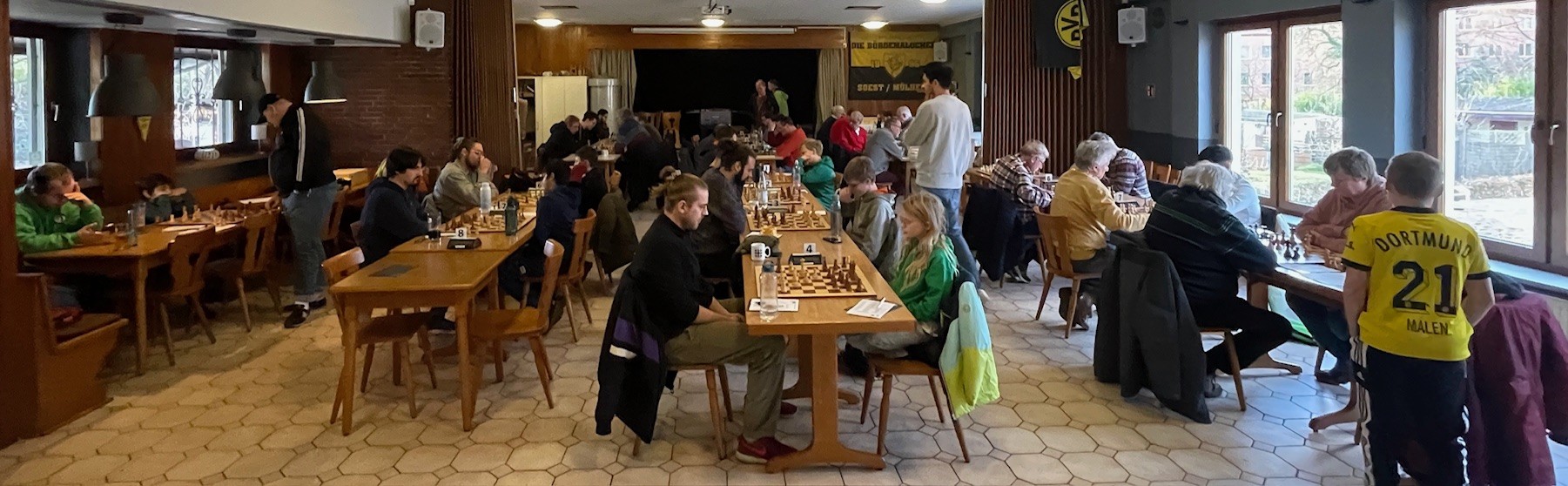 Spielsaal mit 3 Mannschaftskämpfen, zum Vergrößern separat öffnen, (c) DSV 1875 Spielsaal mit 3 Mannschaftskämpfen