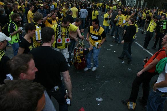 Feierszenen Lindemannstr./Ecke Kreuzstr.