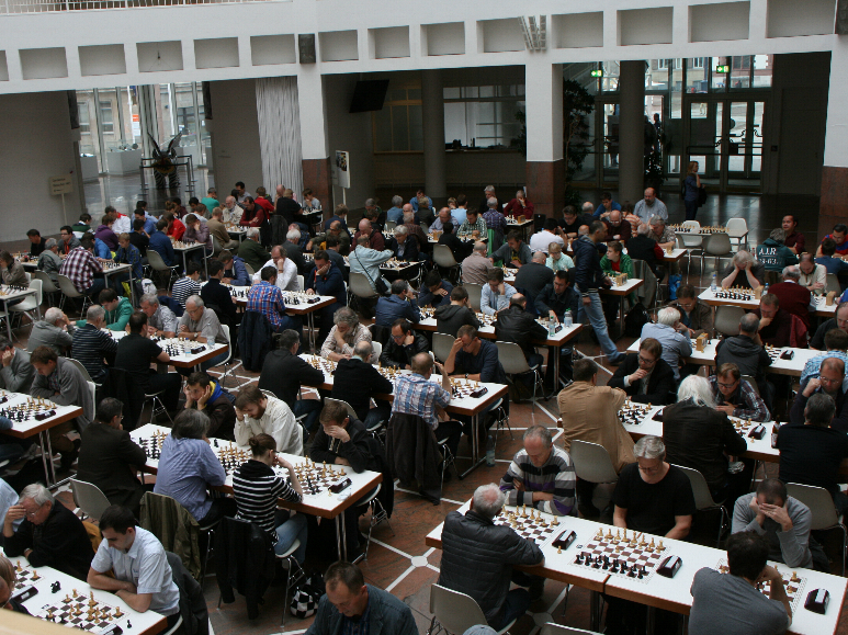 Blick von der Treppe zur 1.Etage in die B�rgerhalle des Dortmunder Rathauses