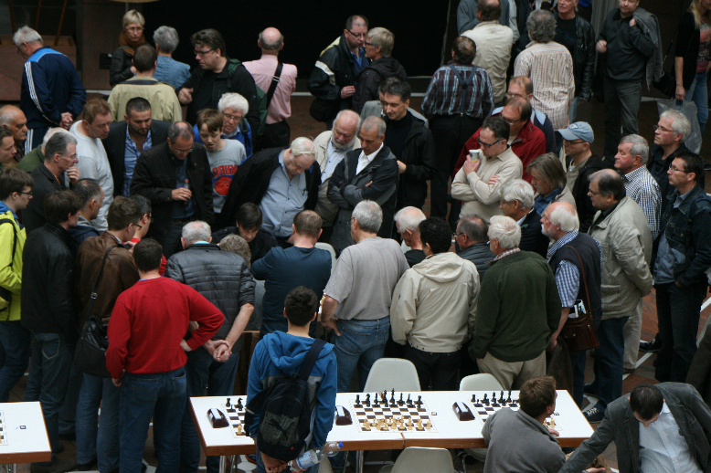 Dutzende Kiebitze rund um die Spitzenbretter