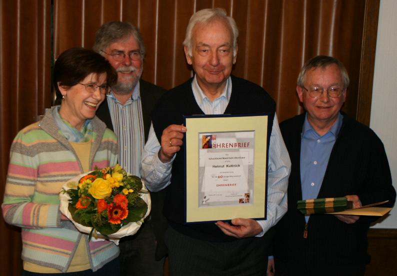 Jubilar Helmut Kuttnick mit Frau Anneliese sowie den Vorsitzenden Httemann und Beckers