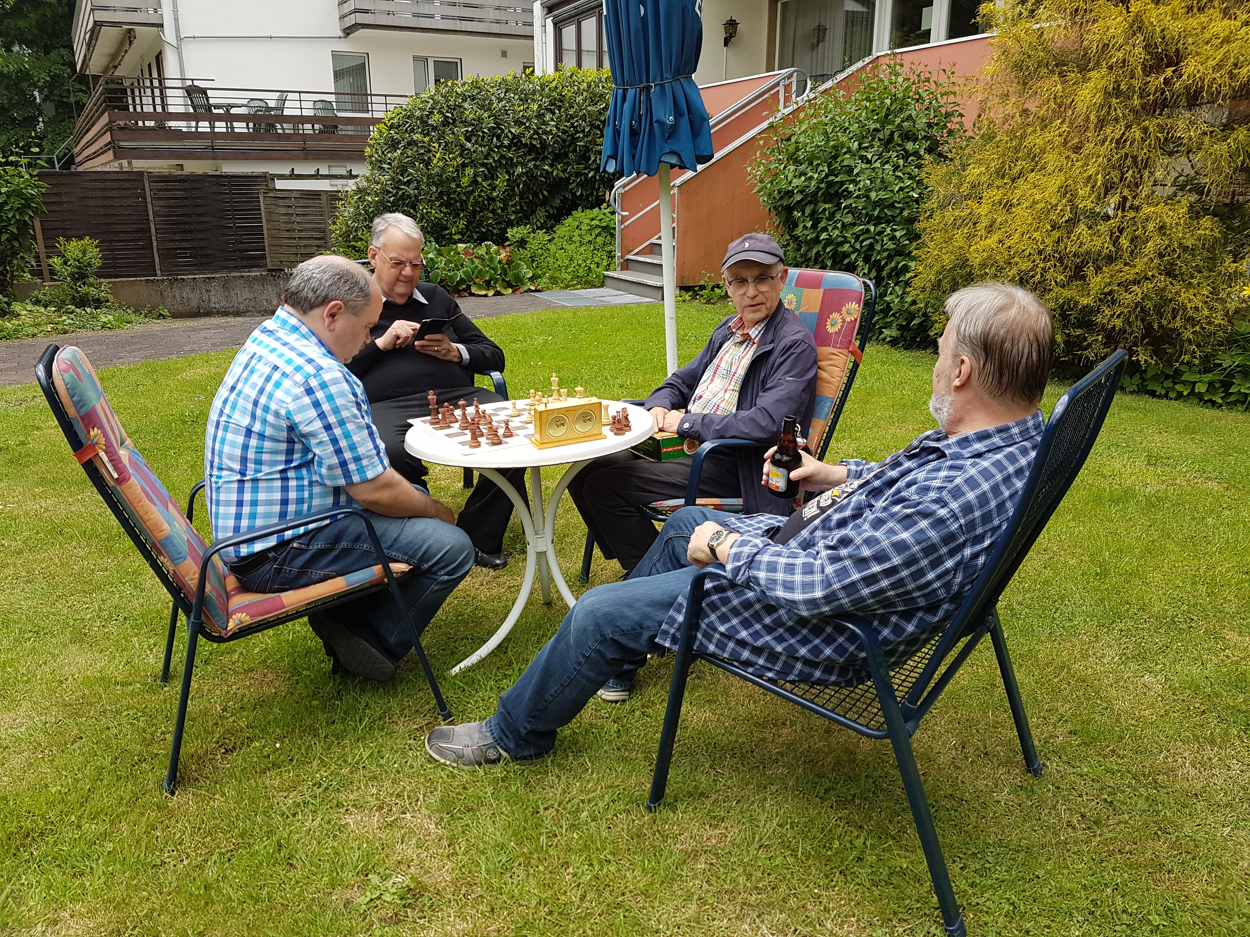 Schach im Garten mit Hans-Jrgen, Peter, Ulrich und Siggi